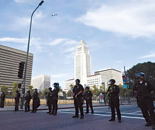 “无国王日”抗议期间，洛市警察守卫市政厅周围。 洛杉矶时报